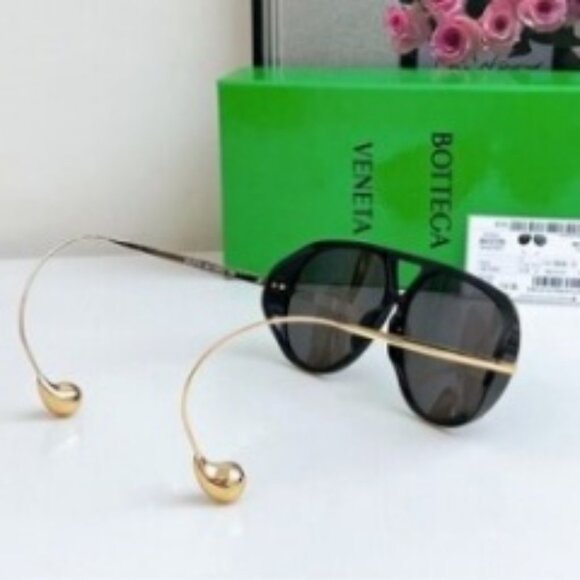 Bottega Veneta’s Stylish Black Gradient Lenses main image 9